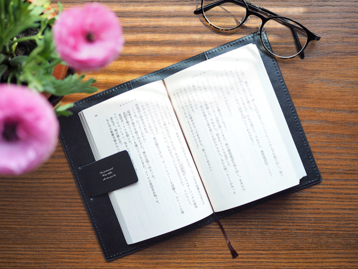 名入れ可能な高級本革レザーブックカバー。退職祝いや誕生日に人気の、メッセージが刻印できる読書アイテム