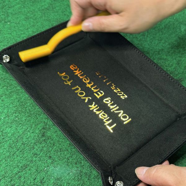 トゥーユーの工房で名入れ加工を施す職人の様子。一つひとつの素材に合わせ、最も美しく文字を刻むための微調整を行う制作現場。