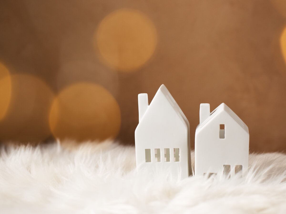 春の新生活をイメージした、明るく清潔感のある白を基調としたリビングルームのインテリア。トゥーユーが提案する新築祝い・引越祝いのコンセプトイメージ