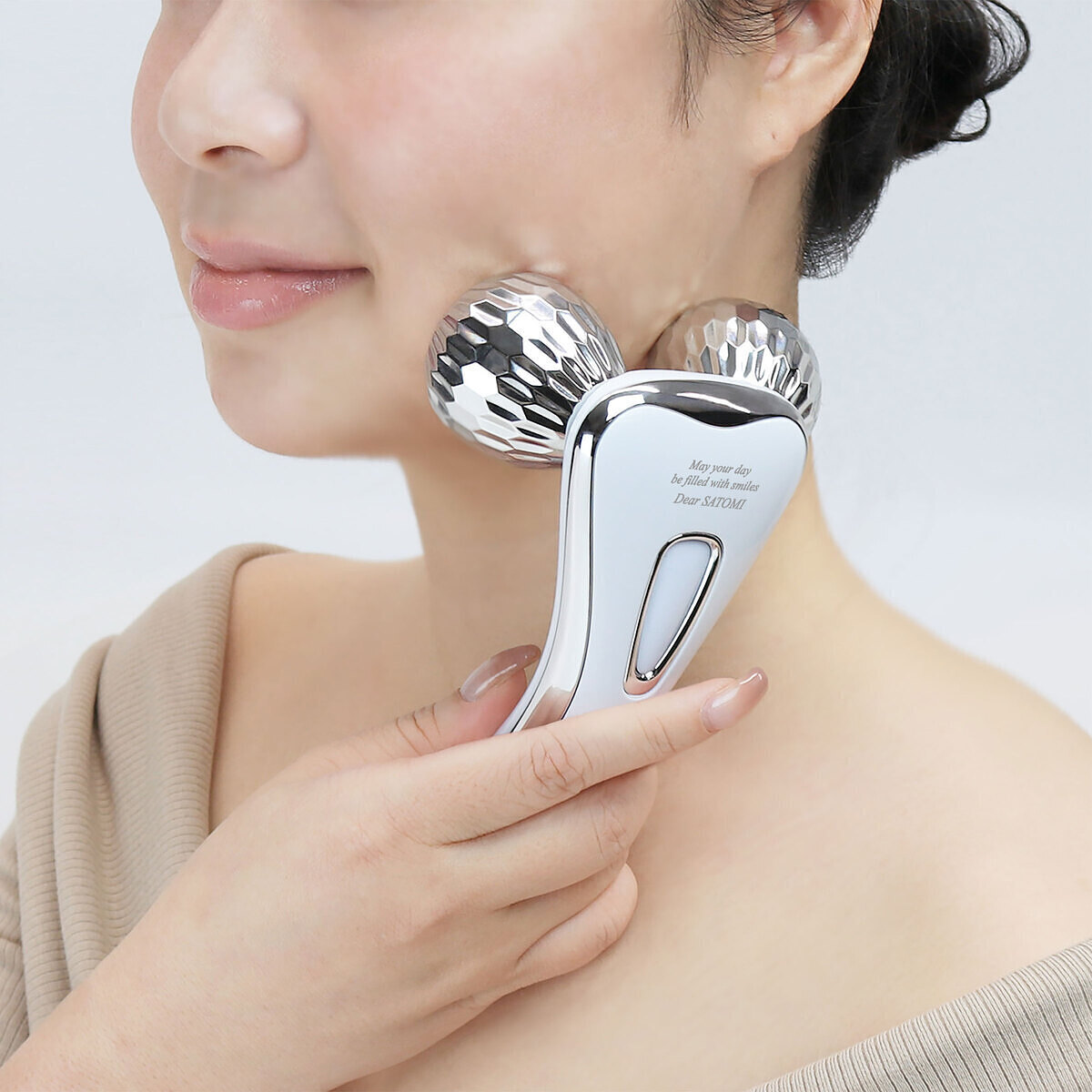 シルバーに輝く名入れフェイシャルローラー。3Dダブルローラーがお肉をしっかり捉えて引き上げる、お母さんへの癒やしのプレゼント。