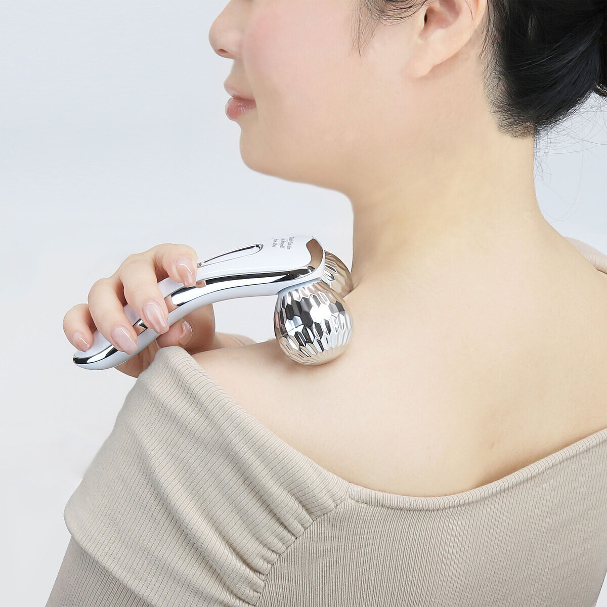 フェイシャルローラーの持ち手部分に施された「Best Mom」などの名入れ刻印ディテール。自分専用の美容道具として愛着が湧くオーダーメイドギフト。