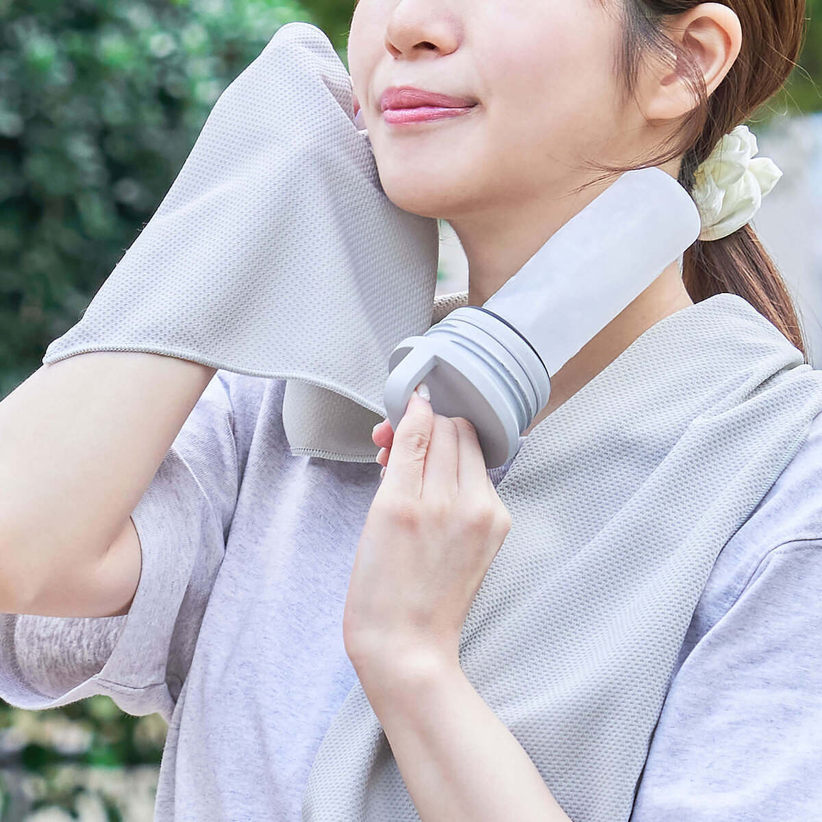 ヒヤシーナの冷感マフラータオルを濡らして冷却芯に巻き付ける使用イメージ。熱中症対策に最適な名入れアウトドアギフト。