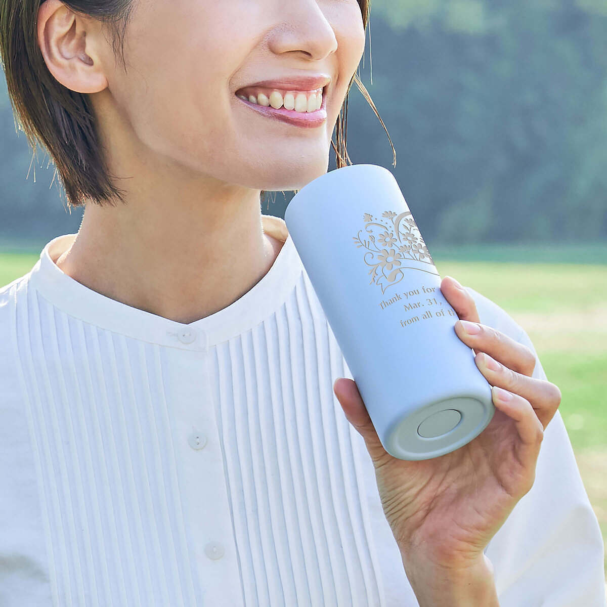 氷タオル ヒヤシーナのボトル本体に施された繊細なメッセージ刻印。トゥーユーの職人による高品質な名入れ加工のクローズアップ。