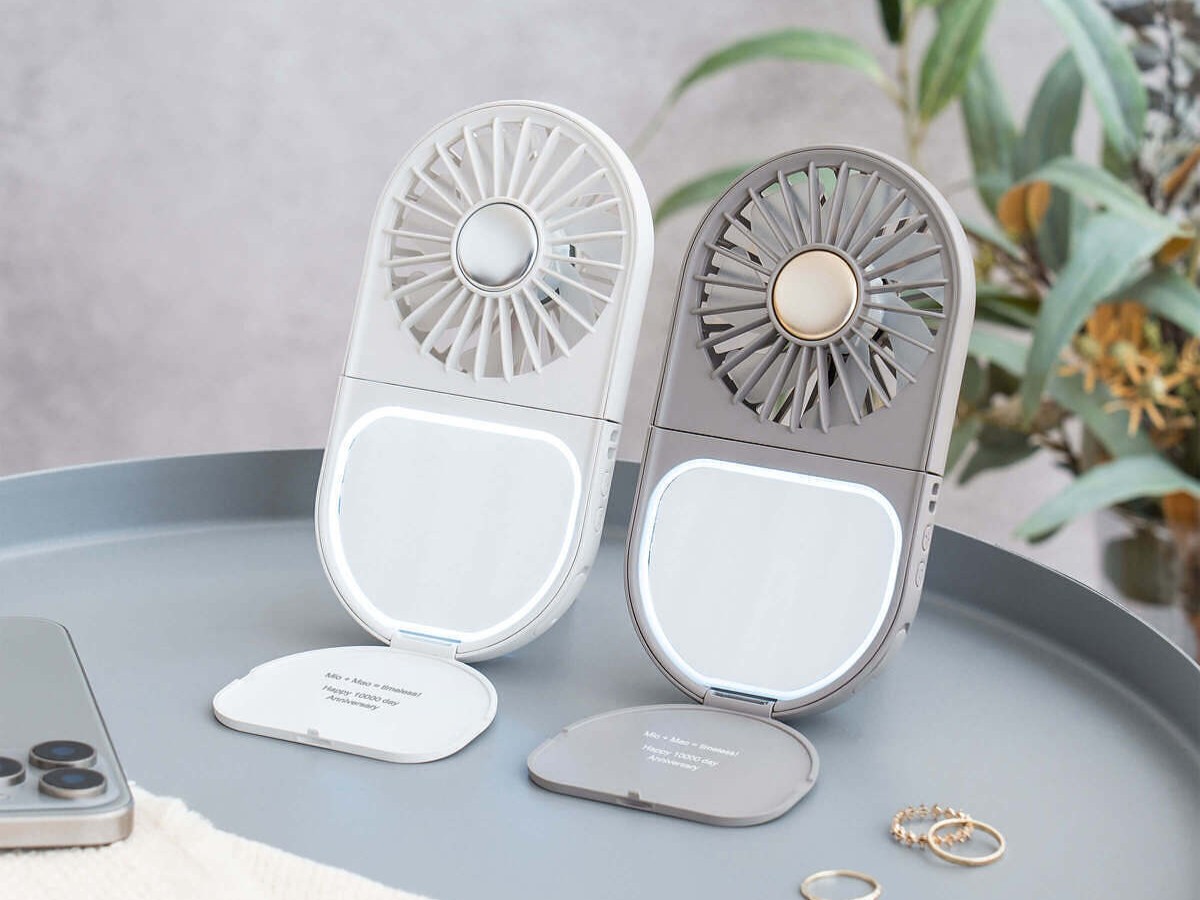 LEDミラー付スリムファン。ライト付き手鏡と携帯扇風機が一体化した、夏に向けた美容と実用を兼ね備えた名入れ母の日ギフト。
