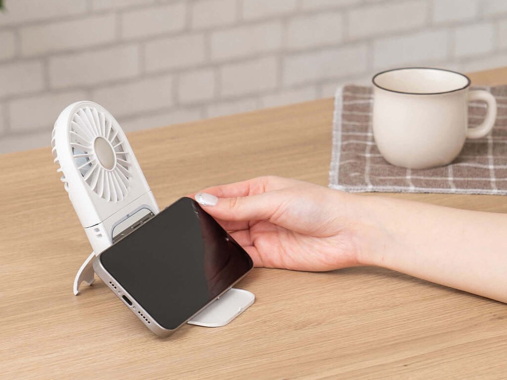 LEDミラー付スリムファンの活用シーン。スマホスタンドとしても使用でき、名前入りで特別感を演出する多機能な名入れプレゼント。