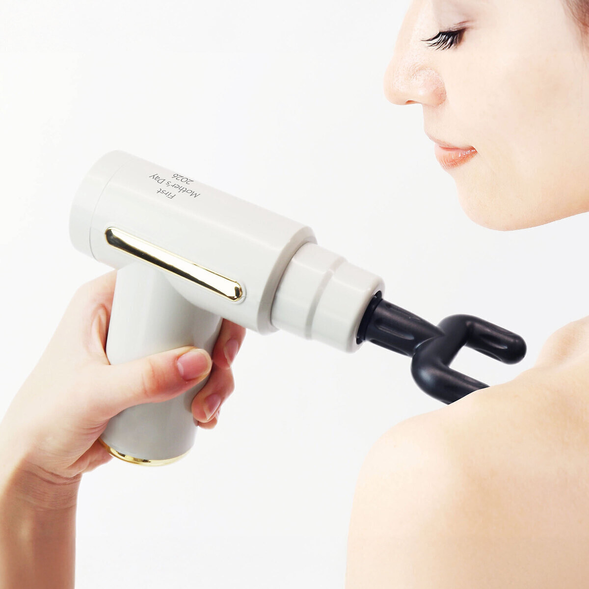 健康を気遣う母の日プレゼントに人気のコンパクトマッサージガン。専用ケース付きで持ち運びにも便利なヘルスケアアイテム。