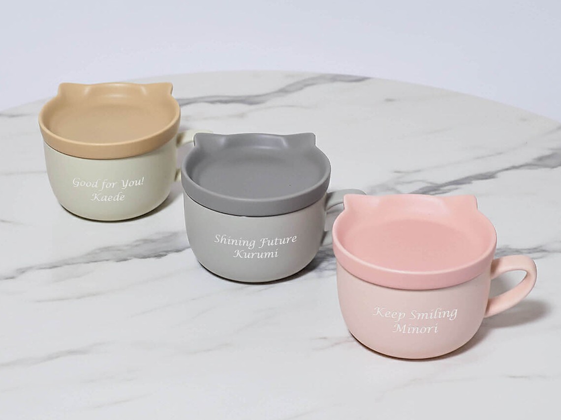 ネコサラマグの製品写真。ネコのシルエットとマットな質感が特徴的な、お母さんのリラックスタイムに最適な名入れマグカップ。