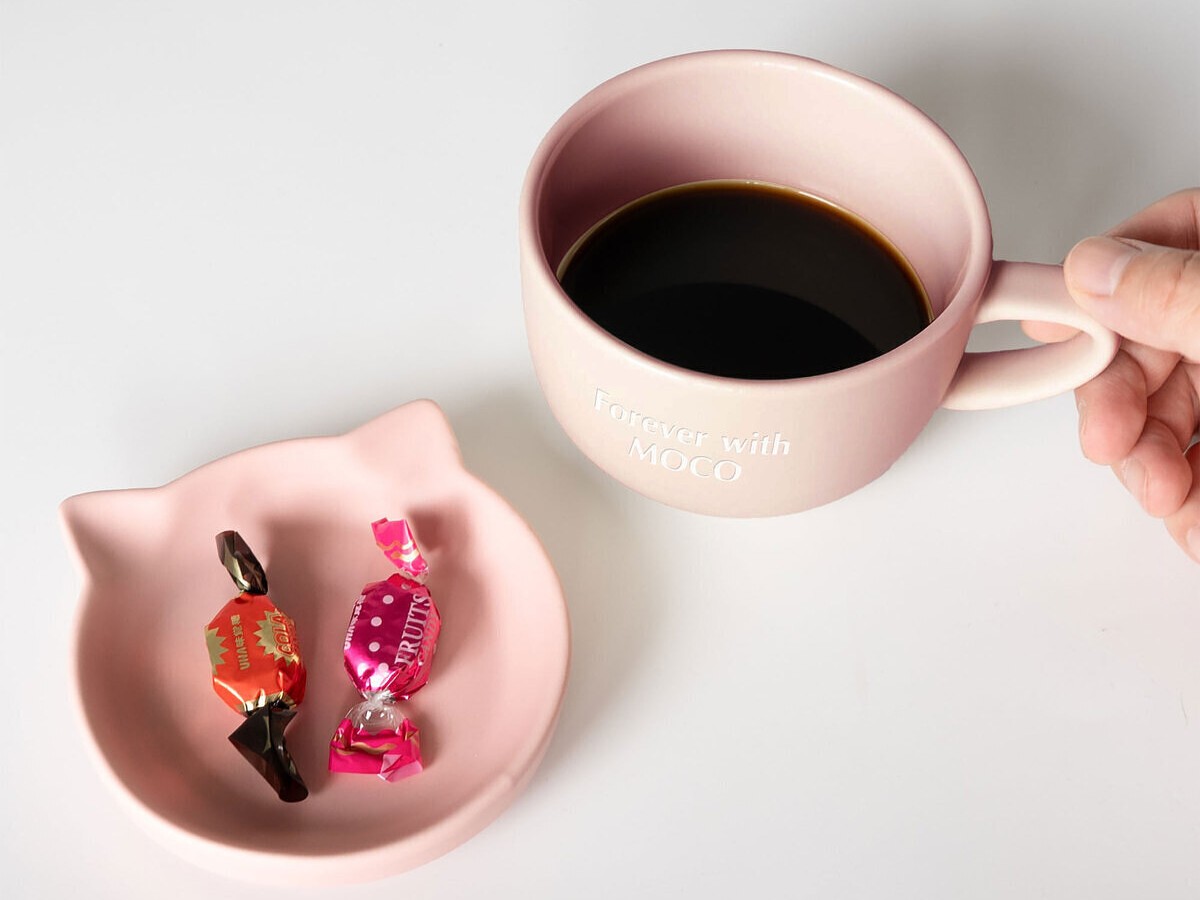 ネコサラマグの側面に刻印された名入れのディテール。一文字ずつ素材に合わせて職人が調整した、温かみのあるオーダーメイド仕上げ。