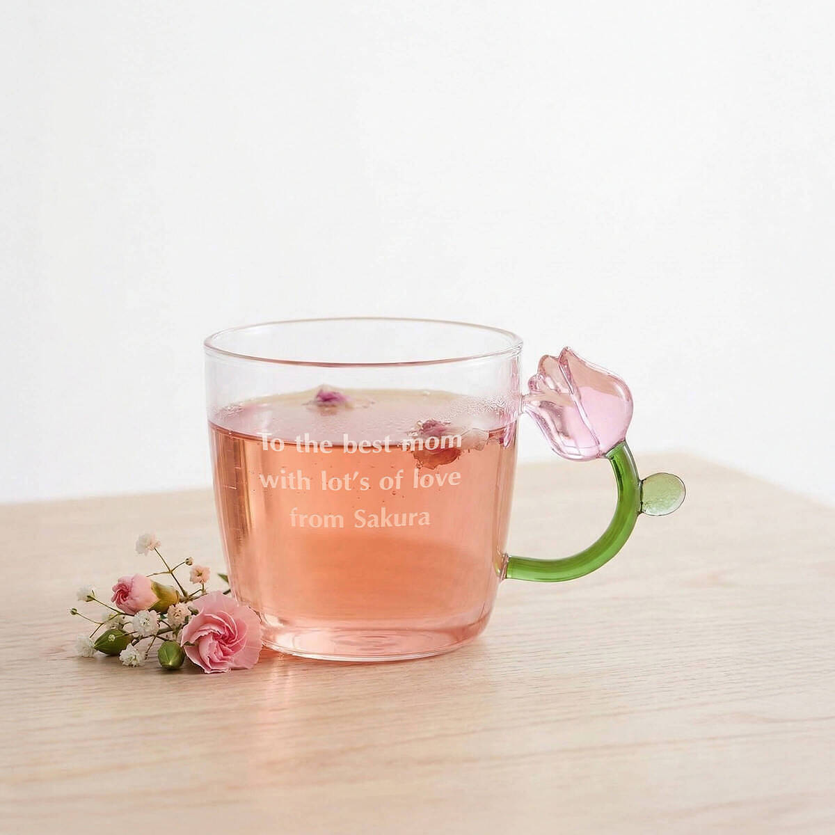 春らしいチューリップが描かれた耐熱ガラス製の「名入れフラワーマググラス」。お母さんの名前を刻んで贈る、2026年母の日の人気ギフト。