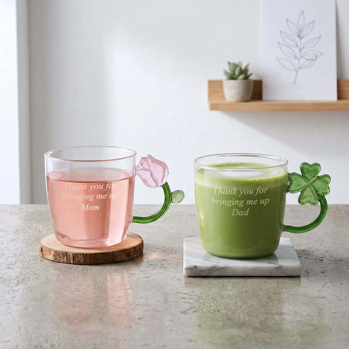 飲み物を注ぐことでお名前の刻印が際立つ「フラワーマググラス」の使用シーン。日常のティータイムを特別にする名入れオーダーメイドの食器。