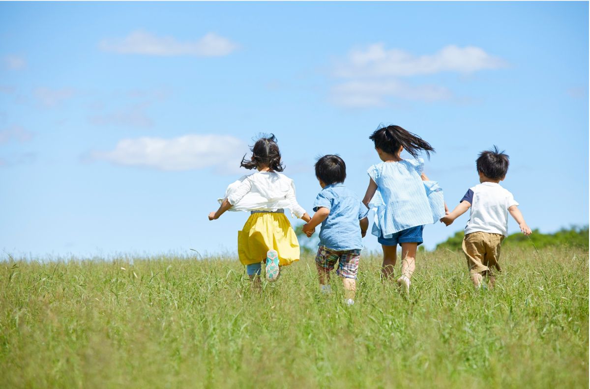 こどもの日や初節句のお祝いをイメージした温かい家族の風景。お子様の健やかな成長を願う名入れギフトの贈り物を表現。