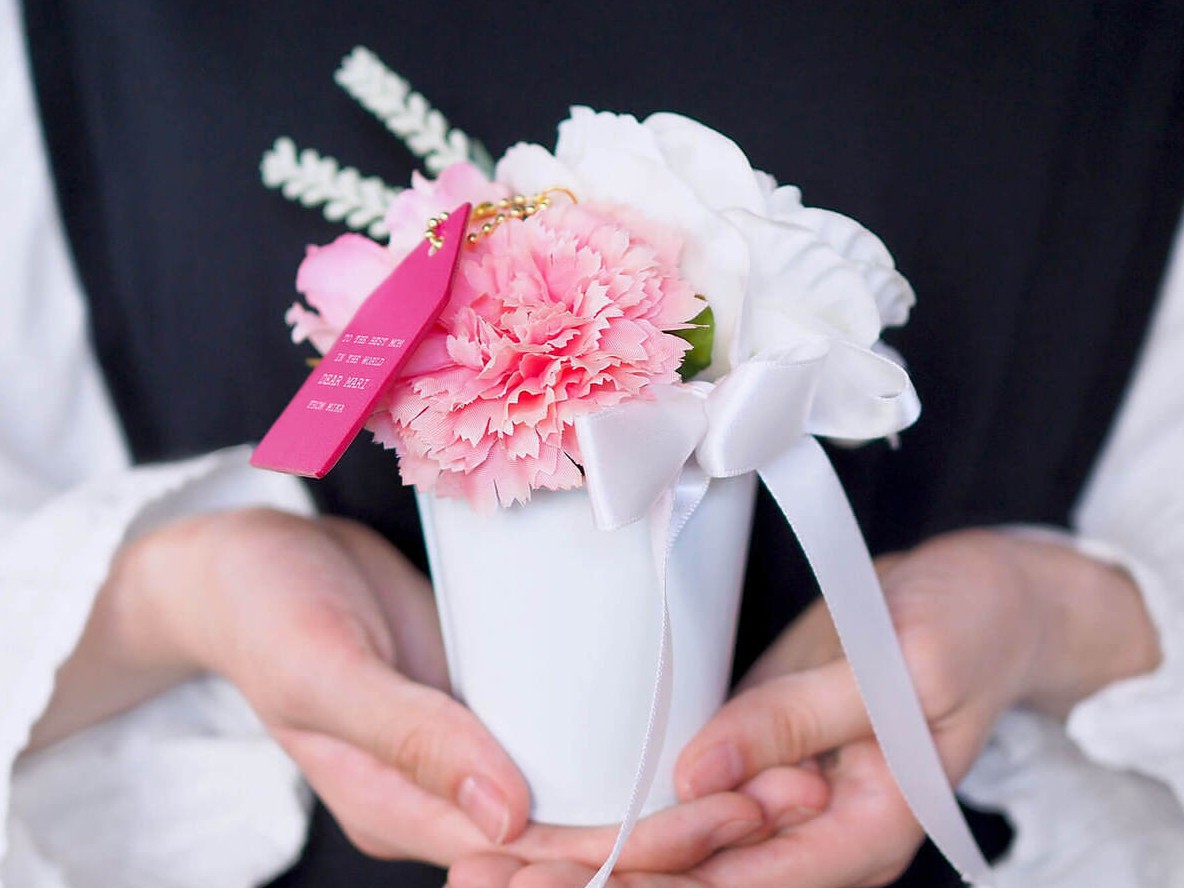 母の日ギフト当日お届けの最終オーダーは本日まで！癒やしの「ネコサラマグ」と「CT触媒カーネーション」