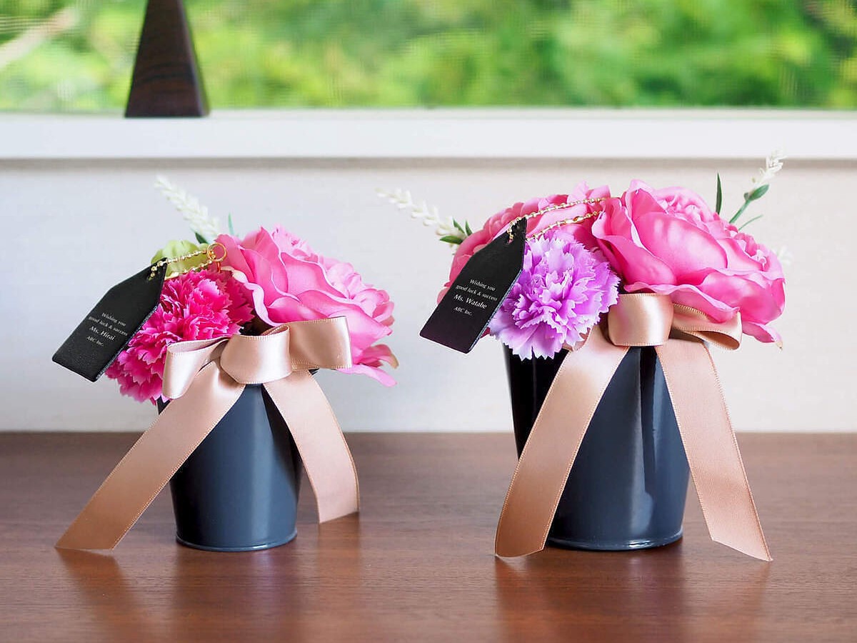 CT触媒カーネーションの鉢に刻印された名入れメッセージ。職人が丁寧に仕上げた、世界にひとつだけのオーダーメイドによる感謝の証。