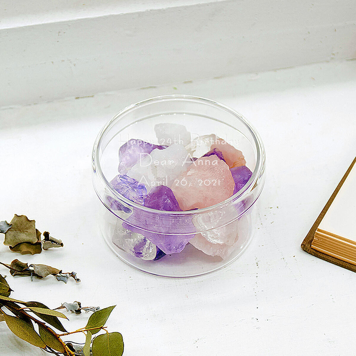 誕生石カラーをイメージしたフレグランスジェルストーン。ピンクとパープルの天然石が輝く、名入れメッセージ入りのインテリアフレグランス。
