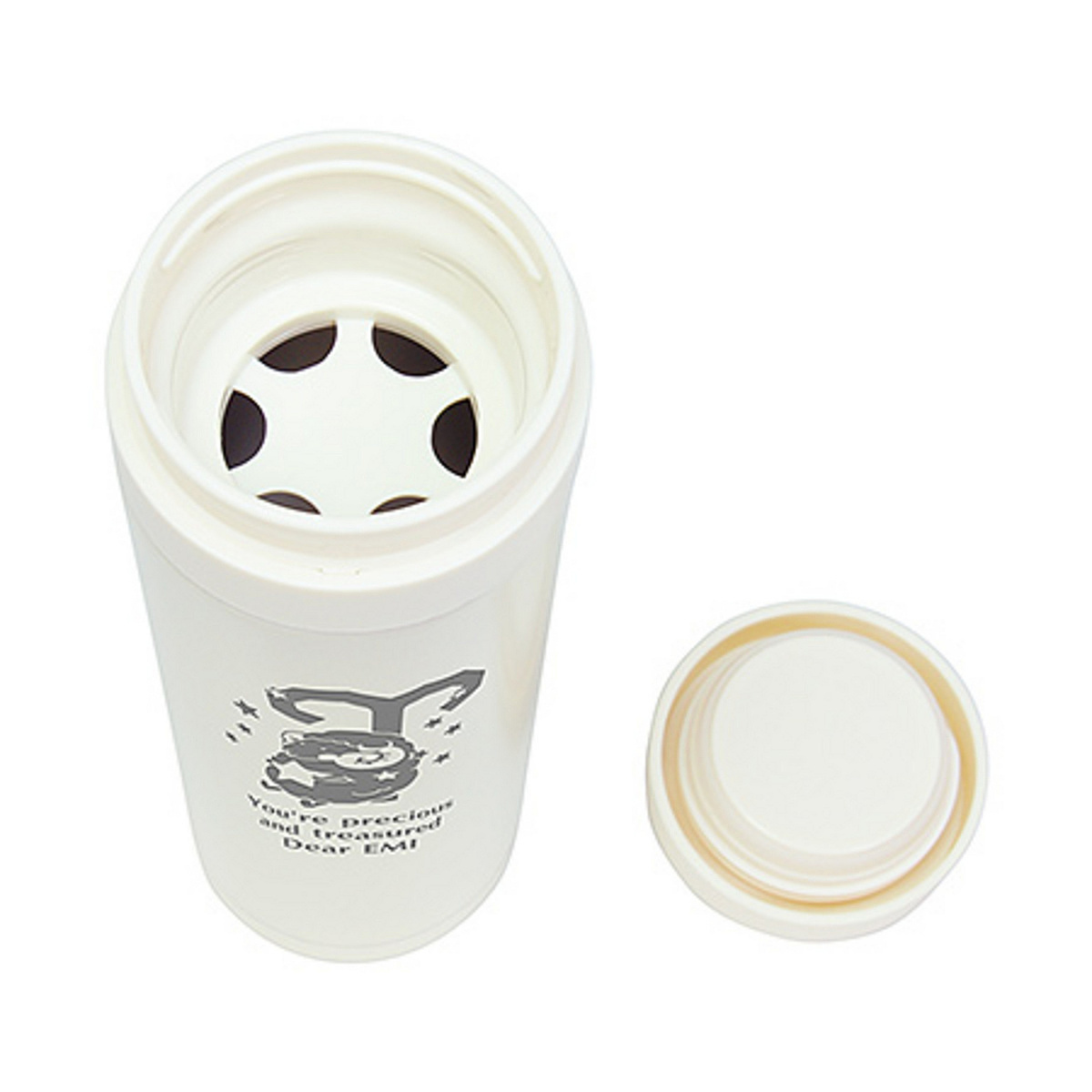 白いマグボトルの表面に施された精密な星座刻印と英語メッセージのディテール。職人の手作業による美しい名入れ加工の事例。