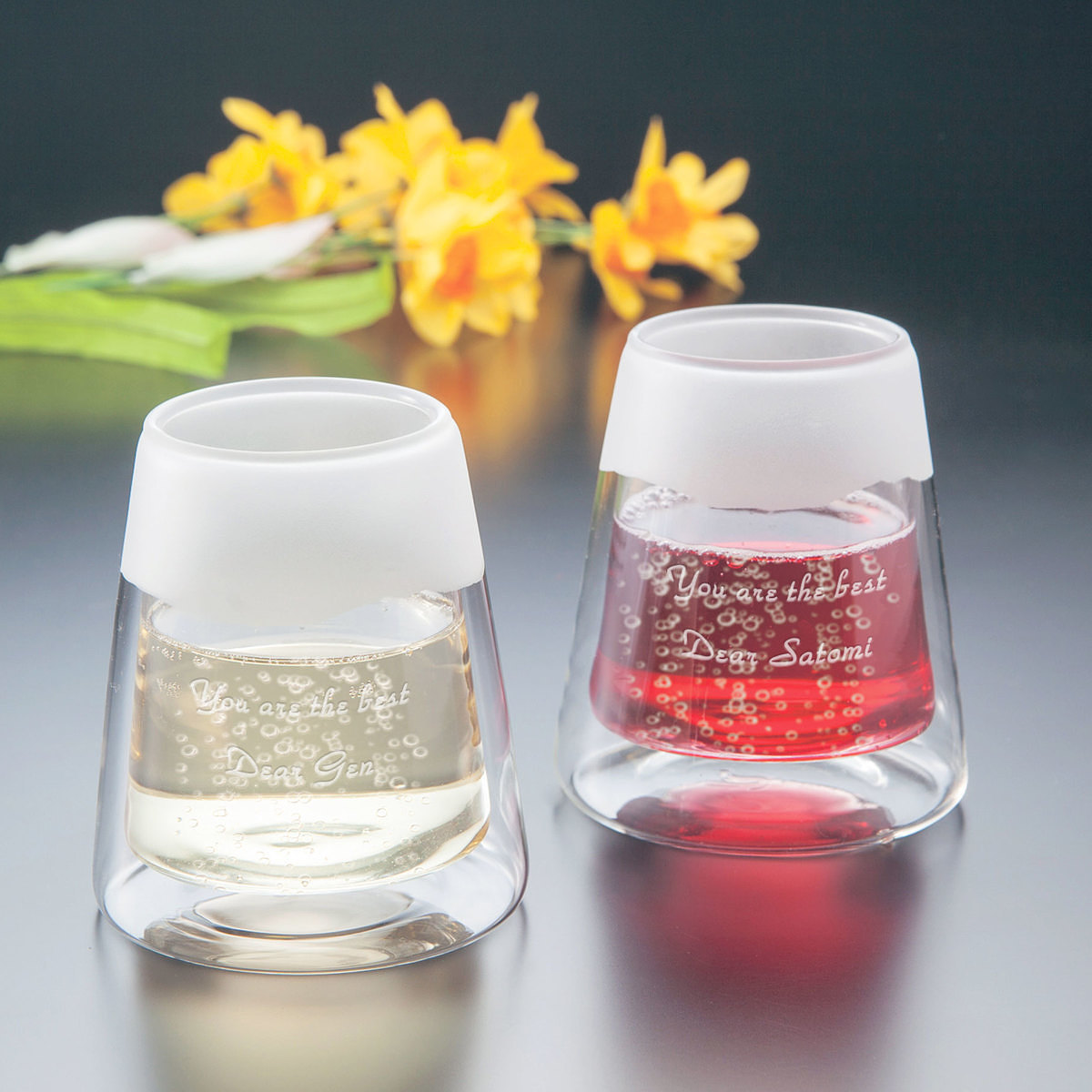 飲み物を注ぐと色が変化する二重構造のダブルウォール富士山グラス。名入れ可能な結婚祝い・内祝い向けペアギフト