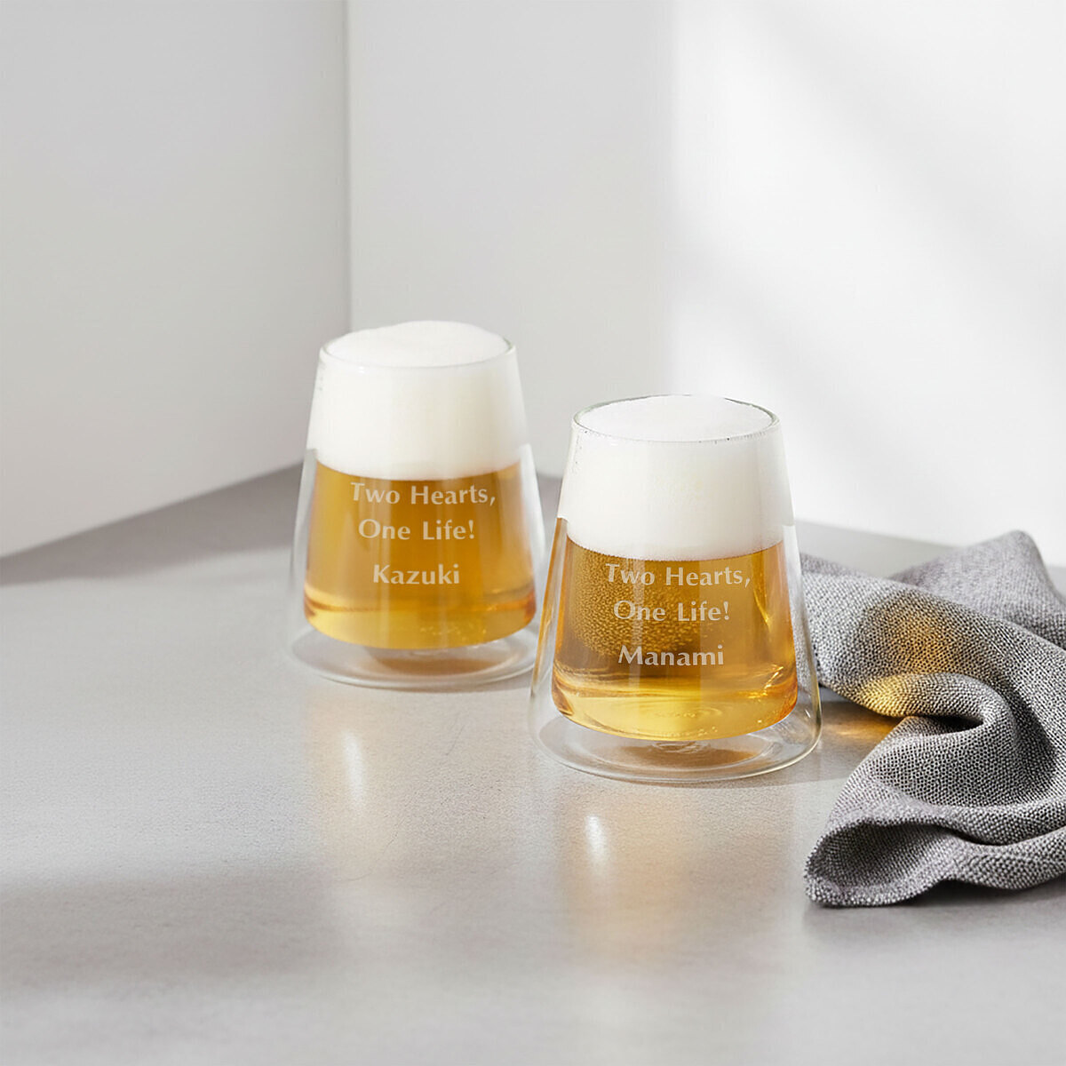 底面に富士山がデザインされた耐熱ダブルウォールグラス。結露しにくく温冷両用の実用的な名入れペアグラス