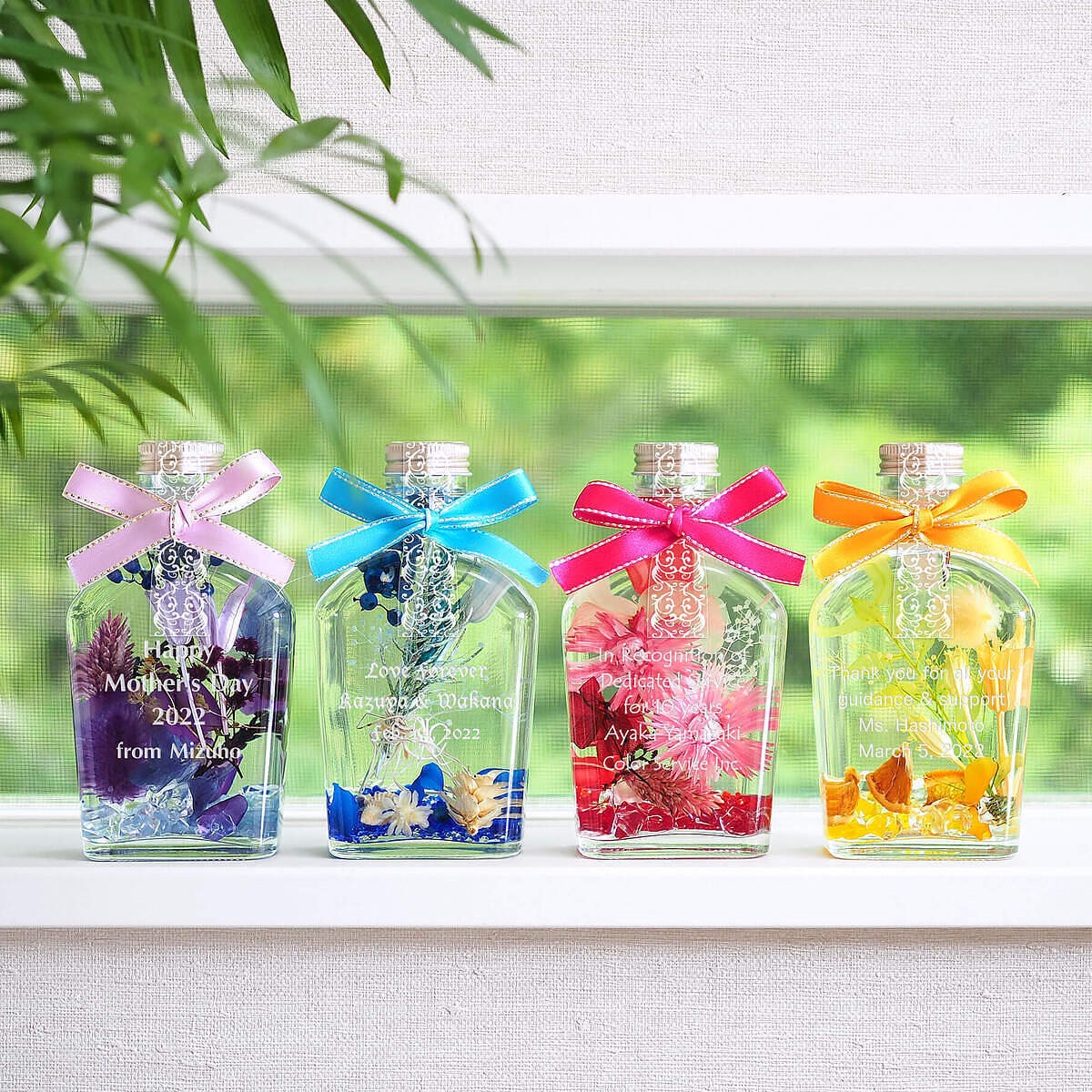 母の日のカーネーションをイメージした、優雅なピンクの「名入れハーバリウム」。ボトルに刻まれたメッセージが感謝を伝えるインテリアギフト。