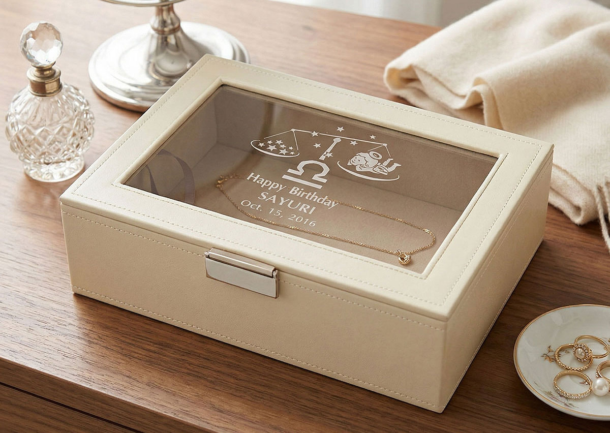 天板に星座と名入れ刻印ができるベージュのフリーケース。時計やアクセサリーを大切に保管する、トゥーユーオリジナルの収納ギフト。