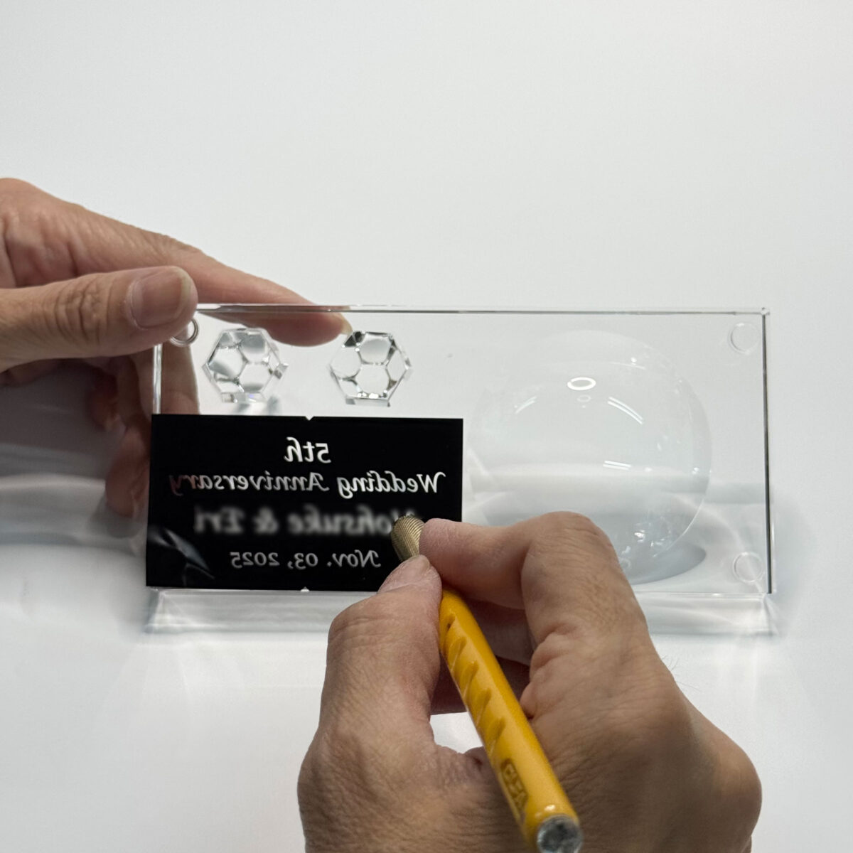 トゥーユーの工房にて職人が一点ずつ丁寧に名入れ加工を施す様子。手作業ならではの精緻な仕上がり