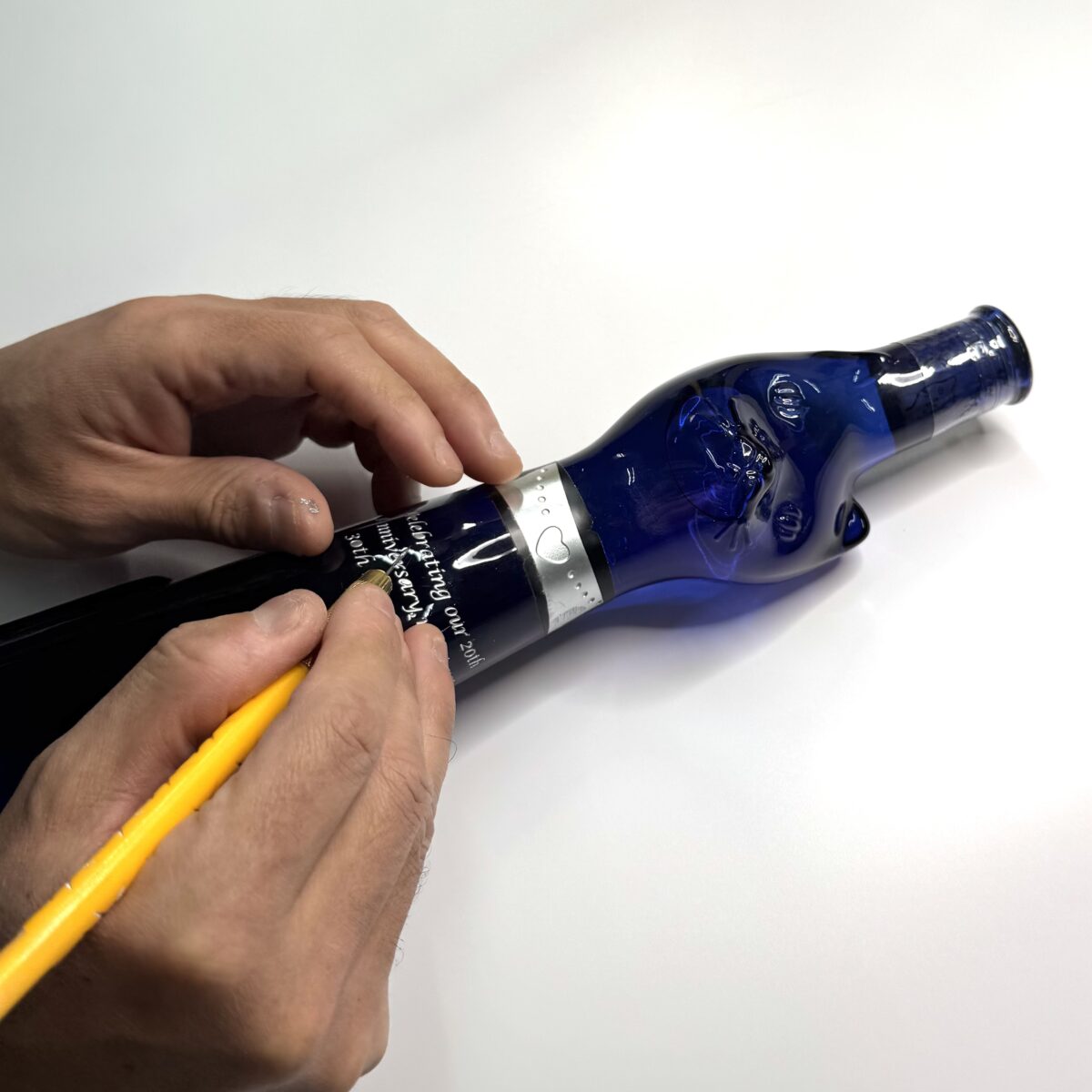 名入れギフト専門店トゥーユーの工房で、職人が手作業でギフトへの刻印位置を微調整する様子。一つひとつ丁寧に作られる一次ソースの証明。