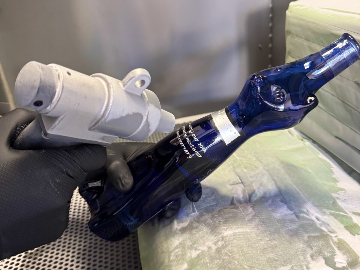 トゥーユーのアトリエでギフトへの名入れ加工を行う職人の制作風景。素材の状態を見極めながらミリ単位で刻印を調整する手仕事。