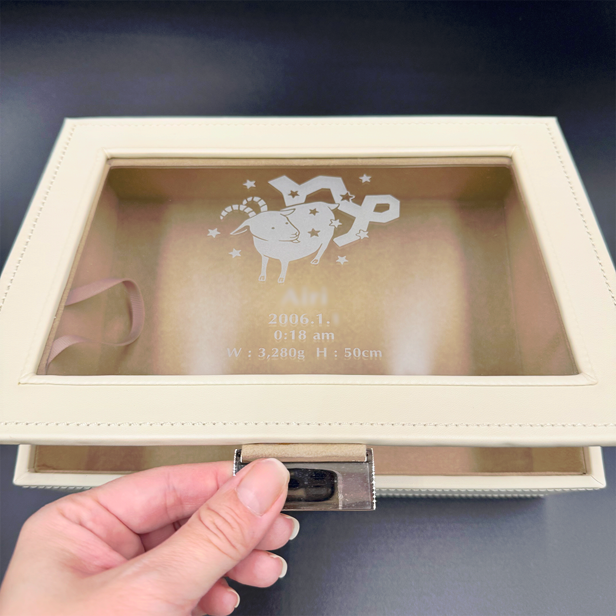 二十歳の誕生日のために製作された「おうし座」デザインの名入れフリーケース。顧客の想いが形になったオーダーメイドの実例。