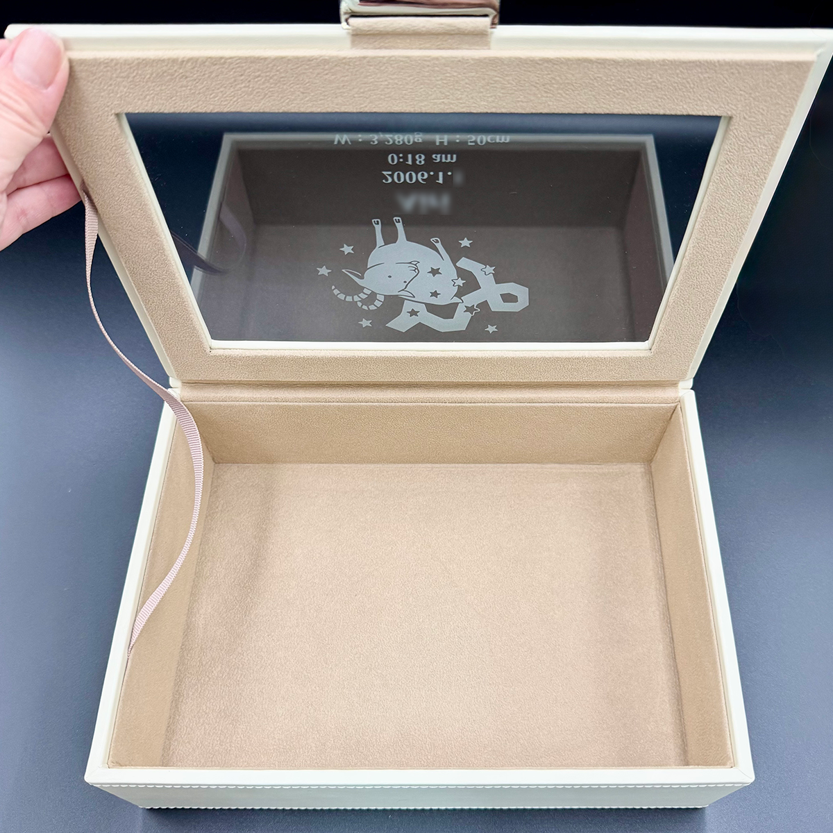 出生記録(誕生日・時間・身長・体重)が刻印されたフリーケース。親から子へ贈る、二十歳の記念としての感動的な名入れギフト。