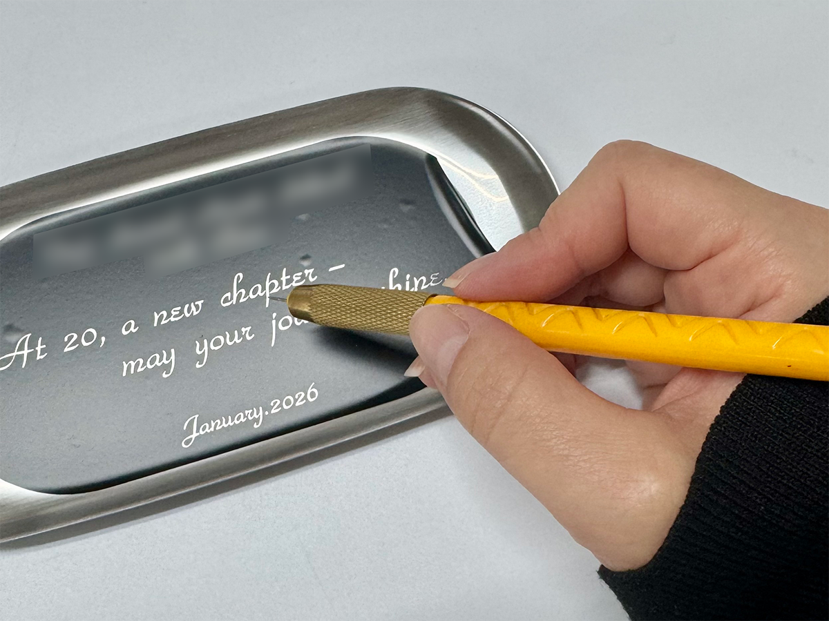 トゥーユーの工房で名入れギフトを制作する職人の様子。お客様の想いを汲み取りながら丁寧に手作業で加工を行う風景。