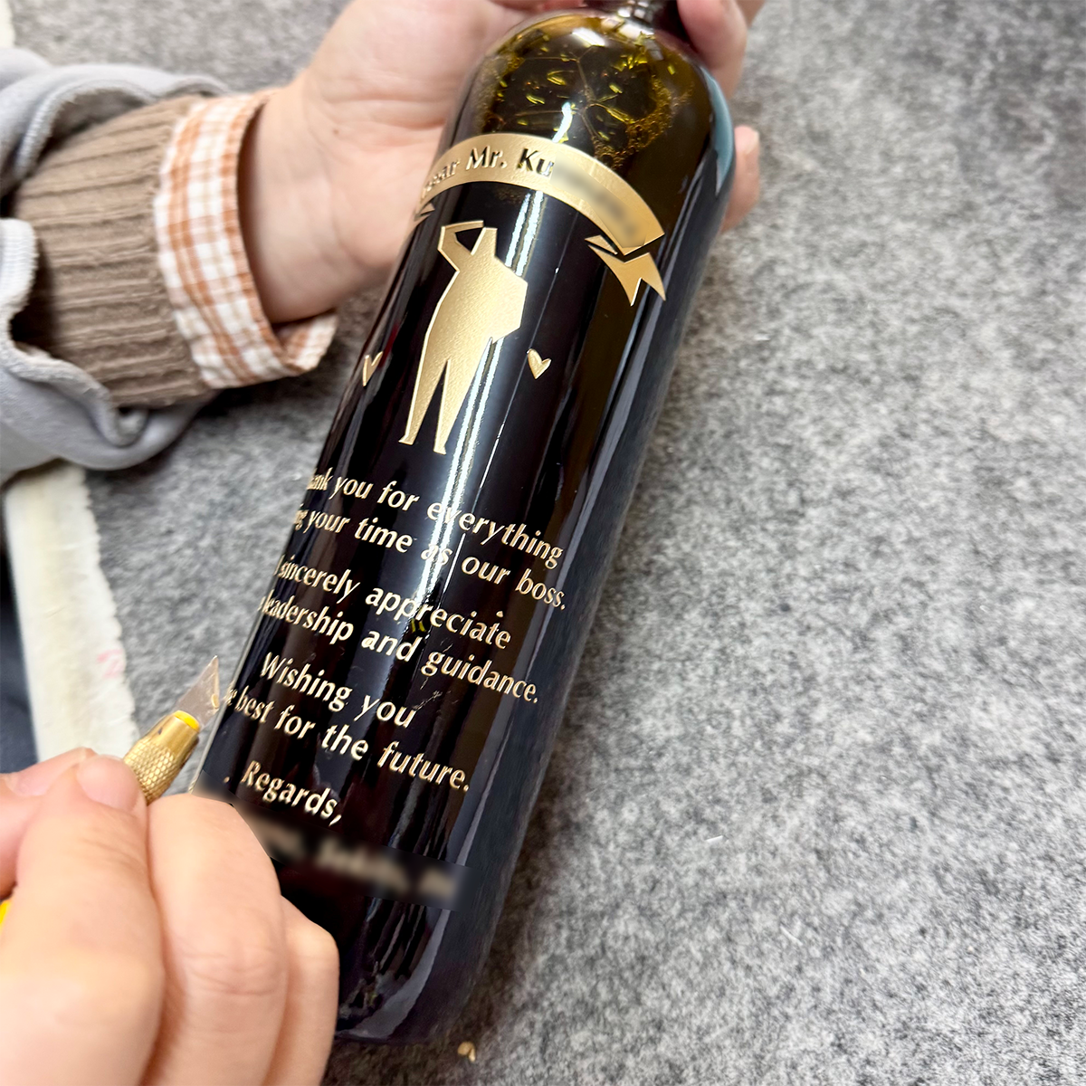 完成した名入れガラスギフトの繊細な仕上がり。贈り主の想いを「温度」として刻み込んだ、トゥーユーならではの高品質な仕上がり。