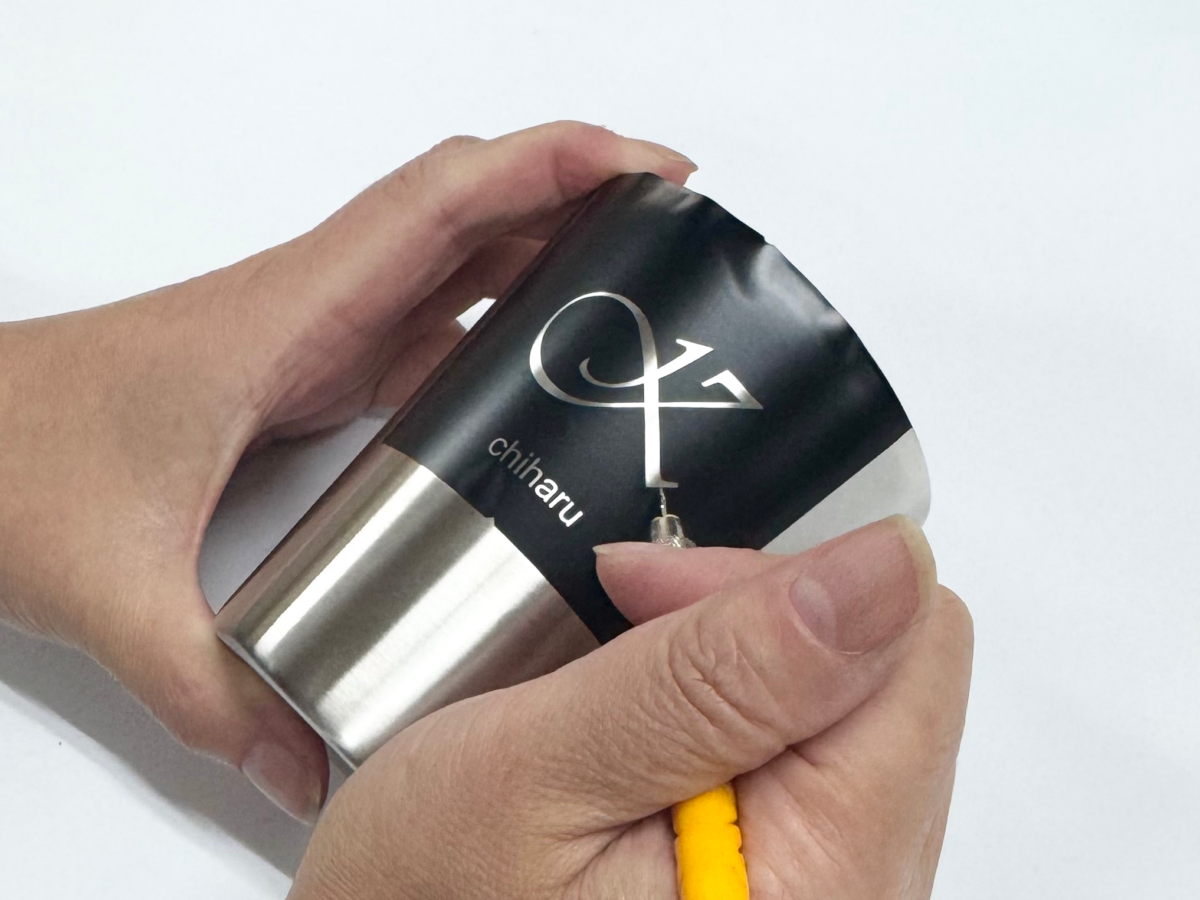 完成したギフトを丁寧に磨き上げ検品する職人の手元。お客様の想いを最高の品質で届けるための最終工程。