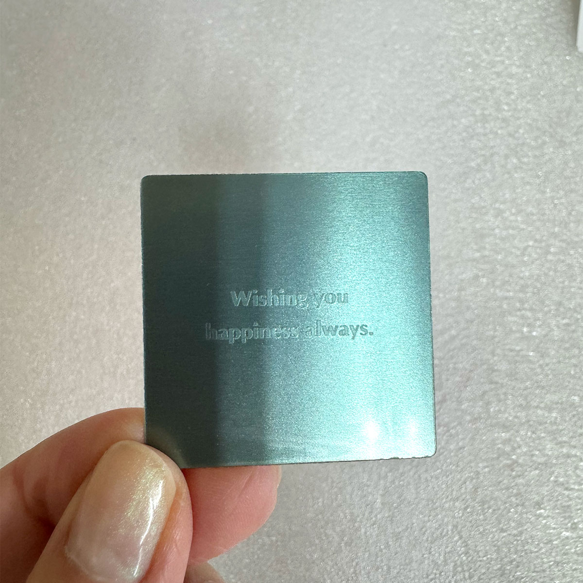 名入れギフトの制作現場。商品の素材や形状に合わせて一つずつ丁寧に作成される、刻印用のオリジナル版。トゥーユーのクラフトマンシップ。