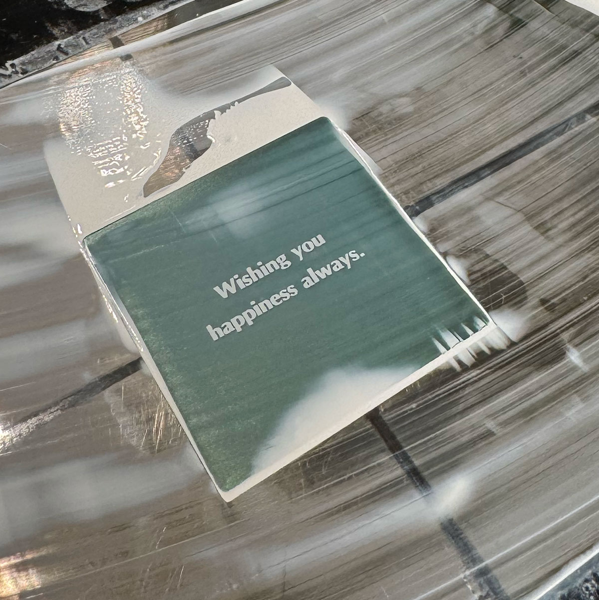 職人による名入れ刻印の作業風景。専用のプレス機を使用して、一つひとつの製品にメッセージやロゴを正確に加工する一次ソース画像。