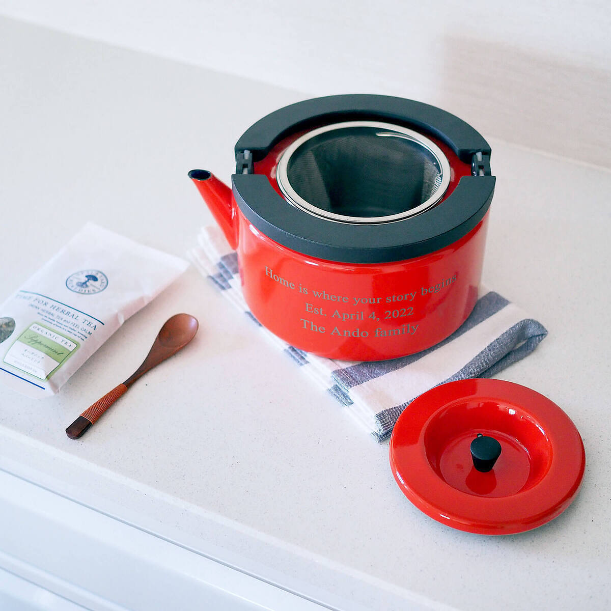 母の日の贈り物に最適な、鮮やかなレッドのホーロー製フラットケトル。収納性に優れたハンドル構造とデザイン性が特徴。