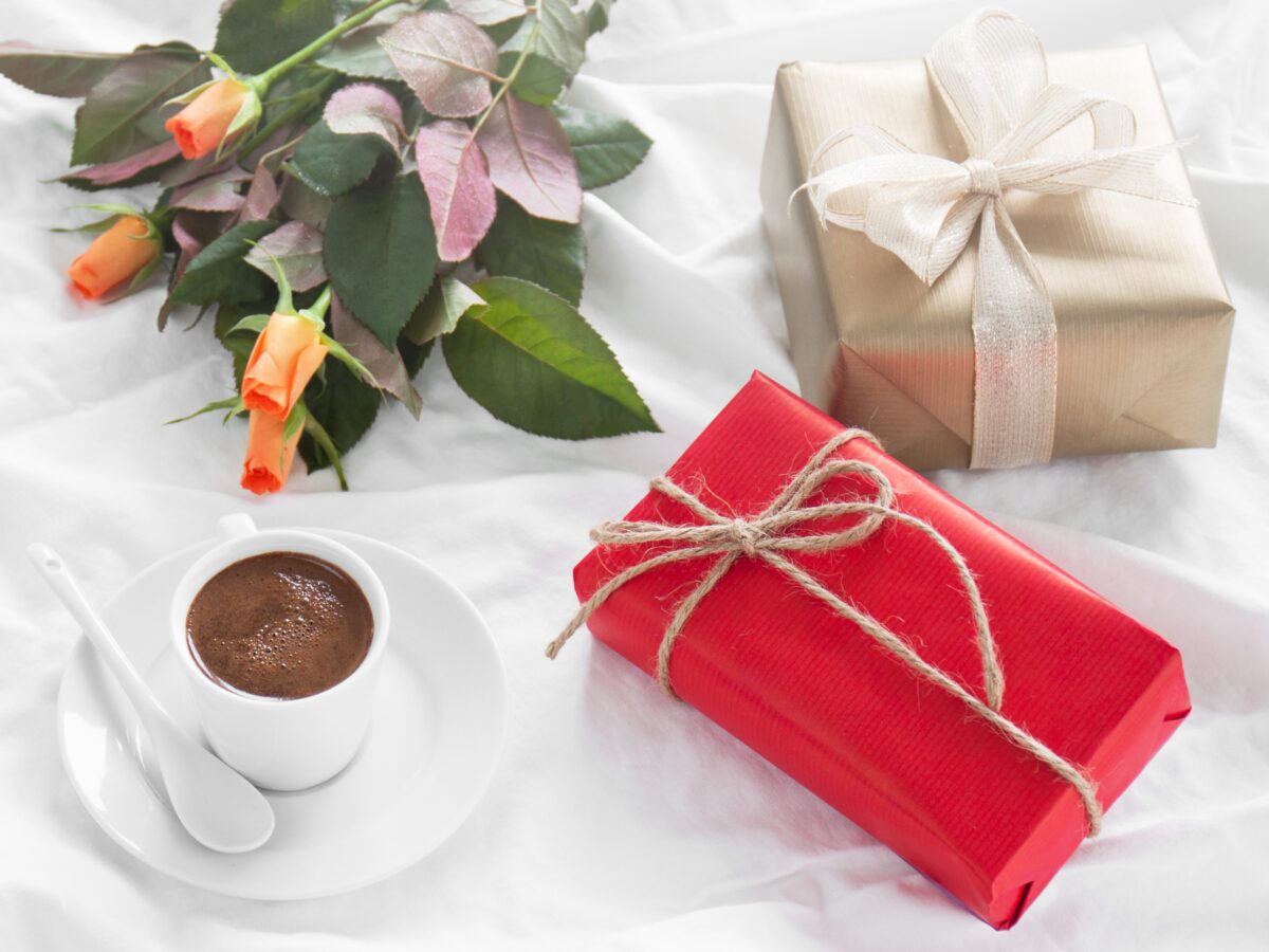 母の日の朝食シーンに添えられた花とギフトボックス。お母さんを大切に想う気持ちを形にした、トゥーユーの心温まる贈り物シーン。