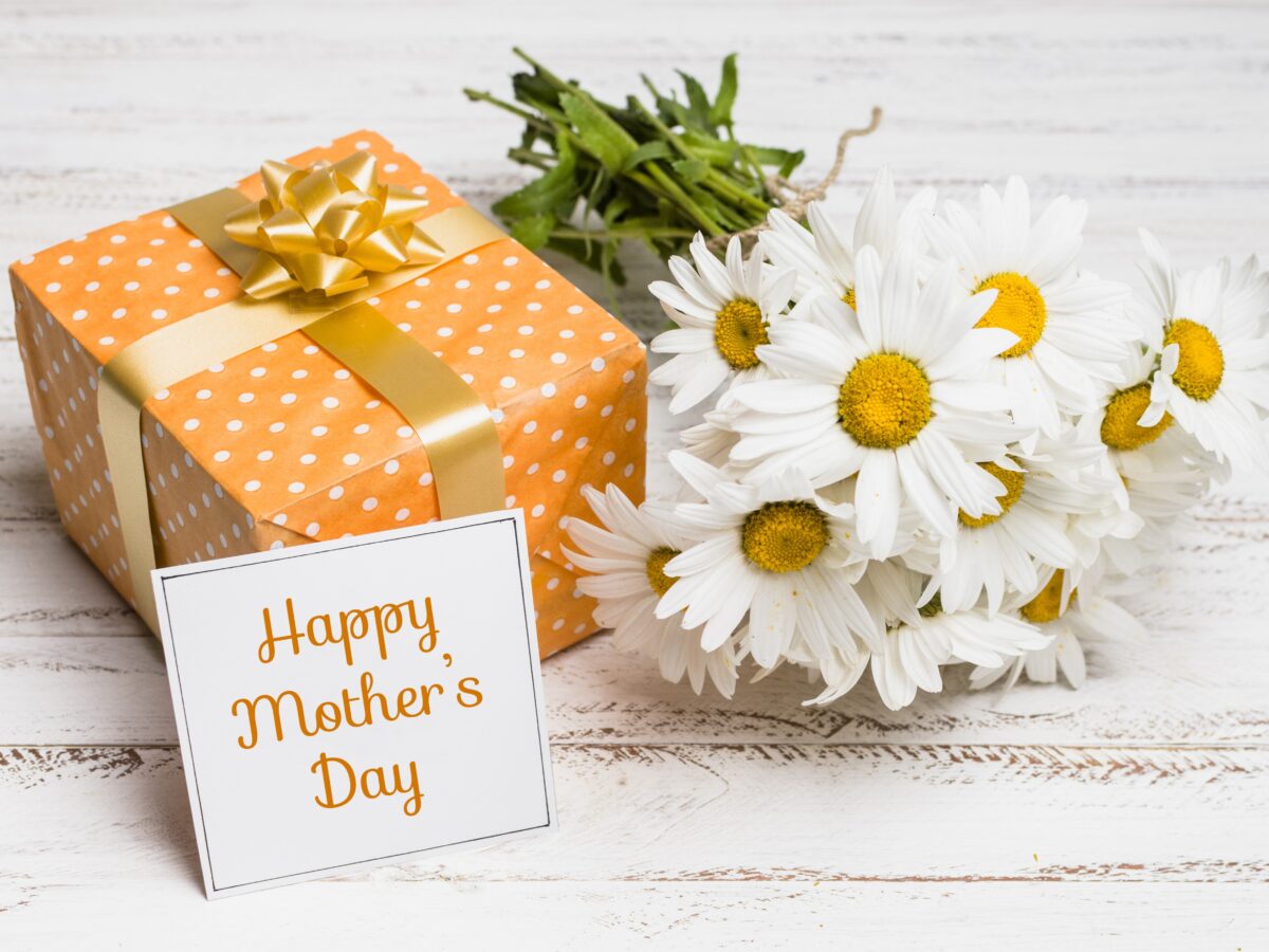 母の日の感謝を伝えるメッセージと花のコラージュ。名入れギフト専門店トゥーユーが提案する、想いを形にするオーダーメイドプレゼントのイメージ。