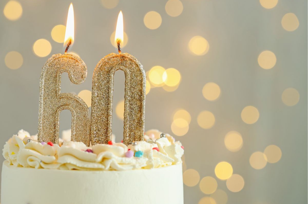 還暦祝いを象徴する、赤色を基調としたお祝いのイメージと感謝を伝えるギフトのコンセプト