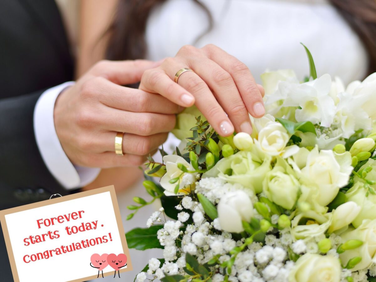 「Cheers to love, joy, and your new chapter together」とメッセージが刻印された、結婚祝いに最適な名入れペアグラスでの乾杯シーン。トゥーユーのブライダルオリジナルギフト