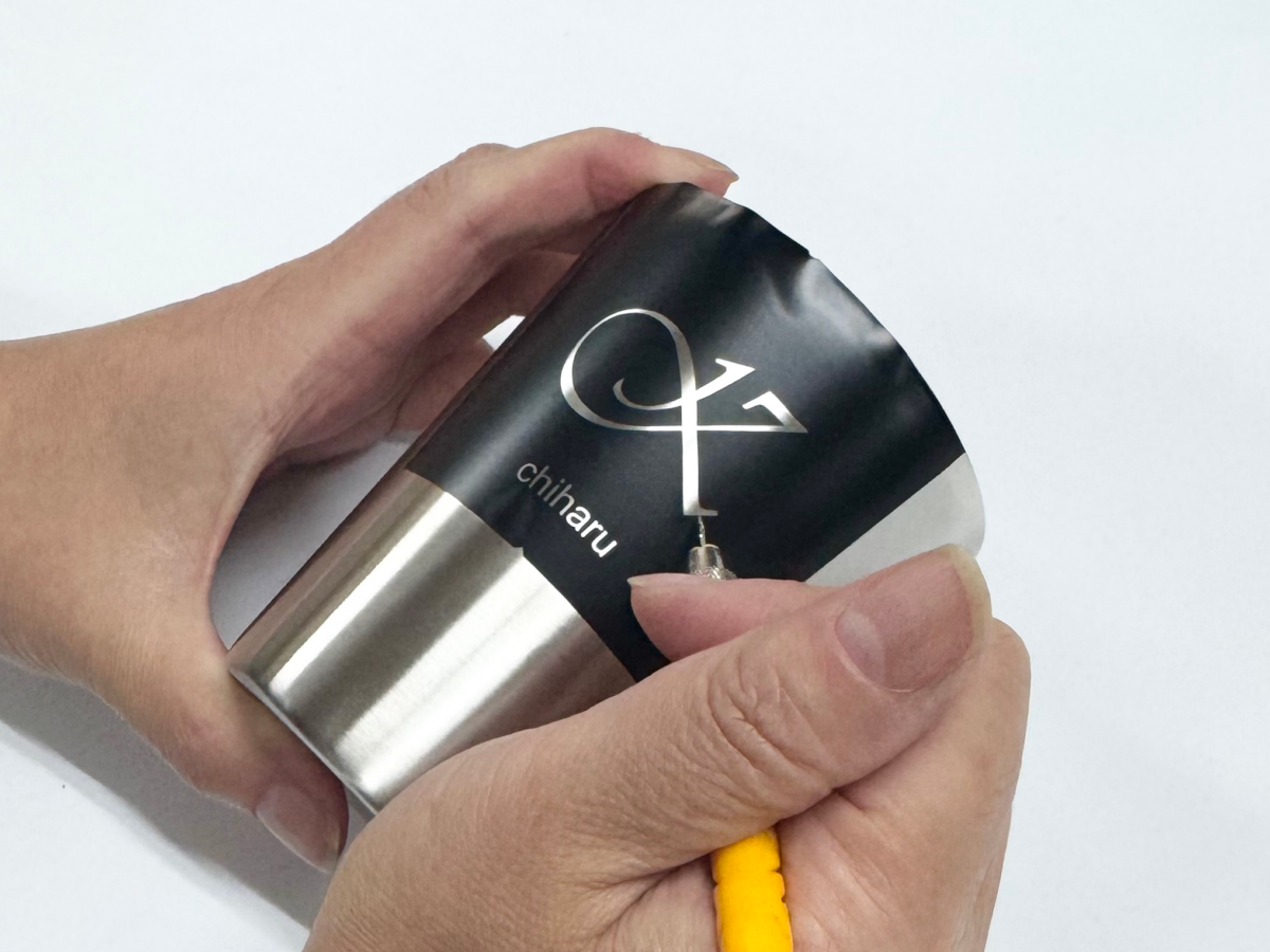 トゥーユーの工房で熟練の職人スタッフが一つひとつの素材に手作業で丁寧に文字やデザインを刻み込む、名入れ制作風景（一次ソース・信頼性の証拠画像）