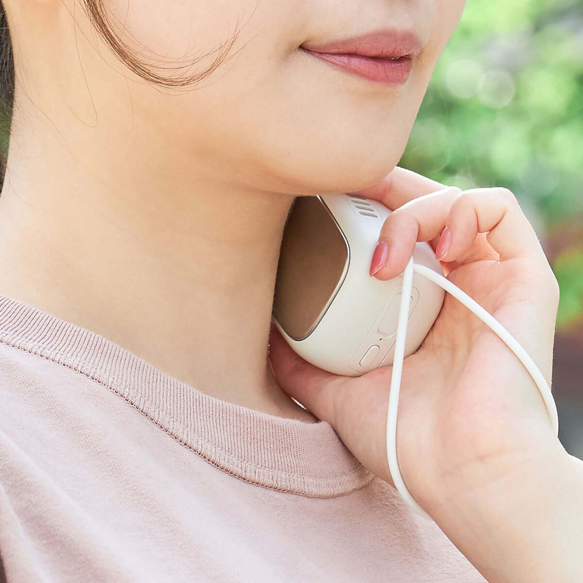 冷蔵庫で冷やして繰り返し使えるアイスカイロの使用イメージ。ほてった体を優しく癒す、実用的な名入れプレゼントの実例写真(一次情報)