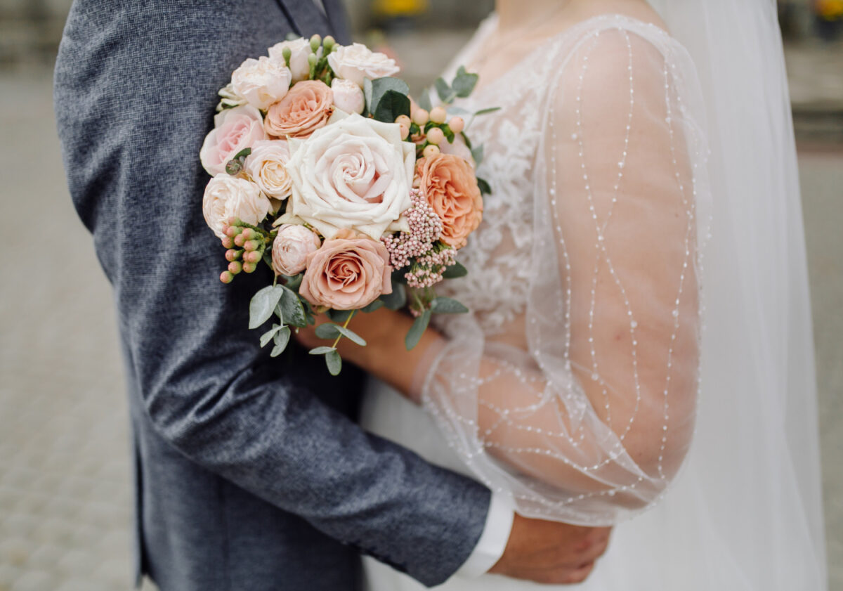 ジューンブライドを彩るオリジナルウェディングのイメージ。結婚式を挙げる新郎新婦の幸せな瞬間を表現した演出カット