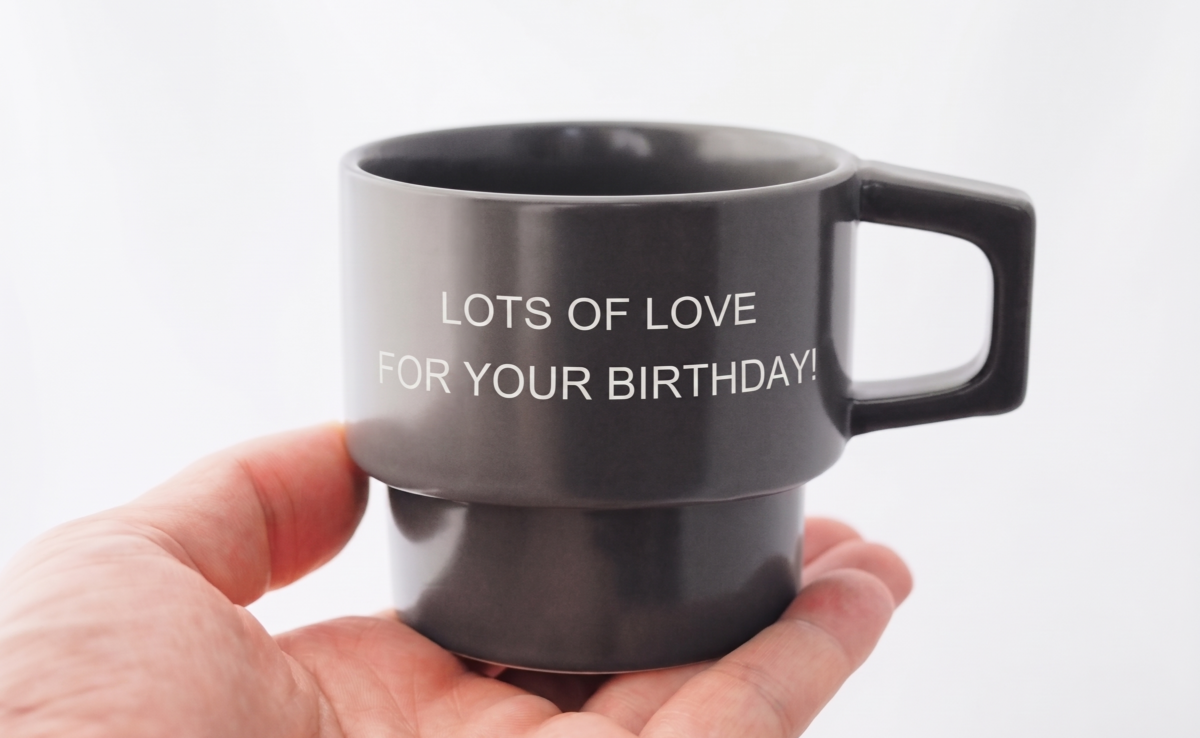 カップの表面に『LOTS OF LOVE FOR YOUR BIRTHDAY!』と美しく名入れ刻印されたテーブルウェア。トゥーユーのオリジナルギフト制作例