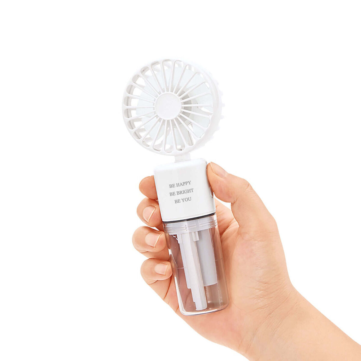 「BE HAPPY BE BRIGHT BE YOU」と名入れ刻印されたホワイトのポータブルミストファン。トゥーユー職人が手作業で制作したオリジナルギフトの実例写真(一次情報)