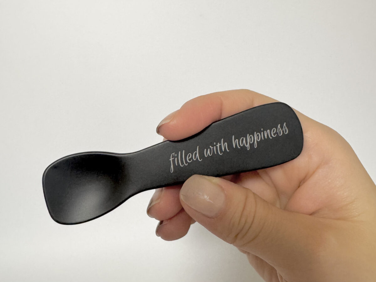 「filled with happiness」という心温まるメッセージが刻印されたブラックのアイスクリームスプーン。神奈川県のM様よりオーダーいただいたトゥーユーの制作実例写真(一次情報)
