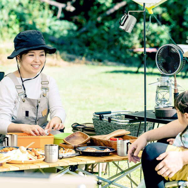 夏のアウトドアギフトにぴったりな炭酸対応ステンレスボトルやステンレスマグカラビナとソーラーガーデンライトの魅力をご紹介します