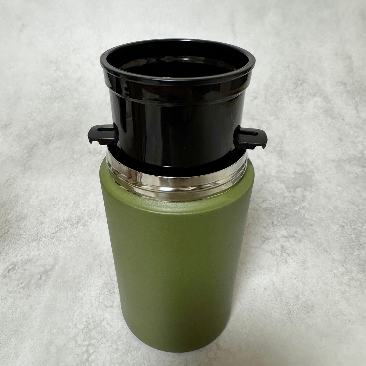 オールインコーヒーメーカータンブラーの使い方ステップ4：挽きたてのコーヒー粉が入ったステンレス製フィルターにお湯を注いでドリップする様子