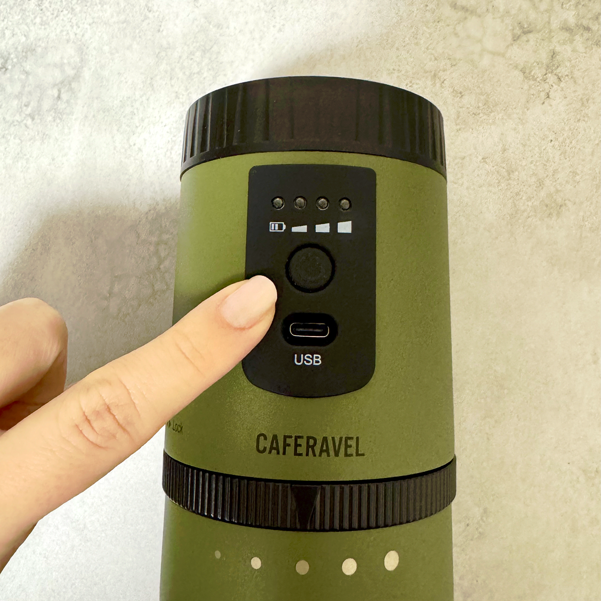 オールインコーヒーメーカータンブラーの使い方ステップ3：電動モーターの電源スイッチをオンにして自動でコーヒー豆を挽く様子