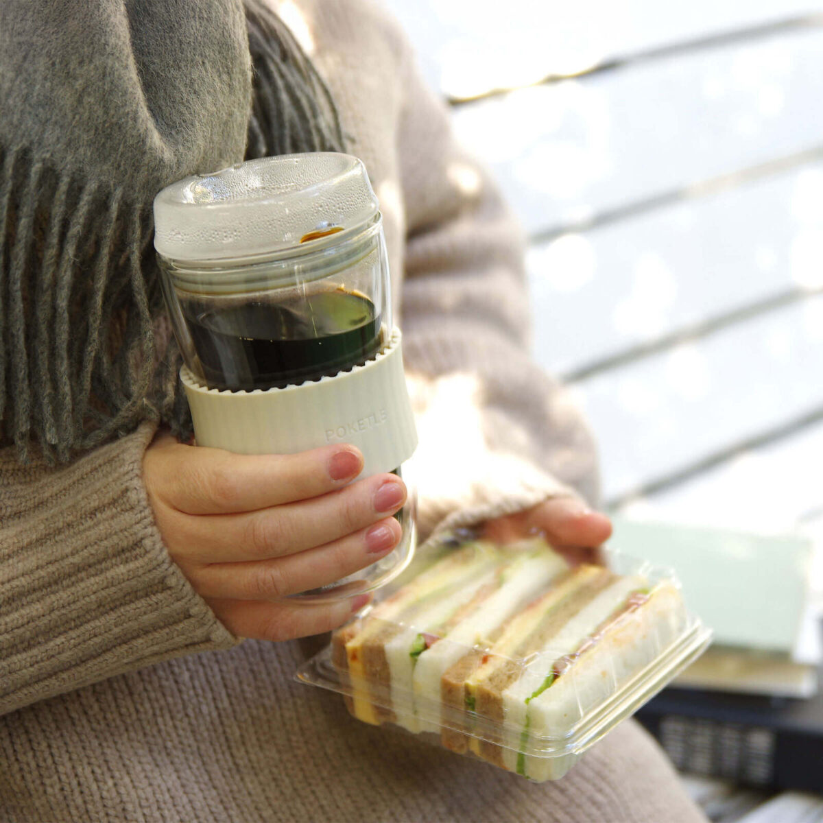 厚みのあるビードロガラスと便利な蓋が特徴のガラスタンブラーの実物写真。飲み物の温かさを長く保つ名入れ対応グラス