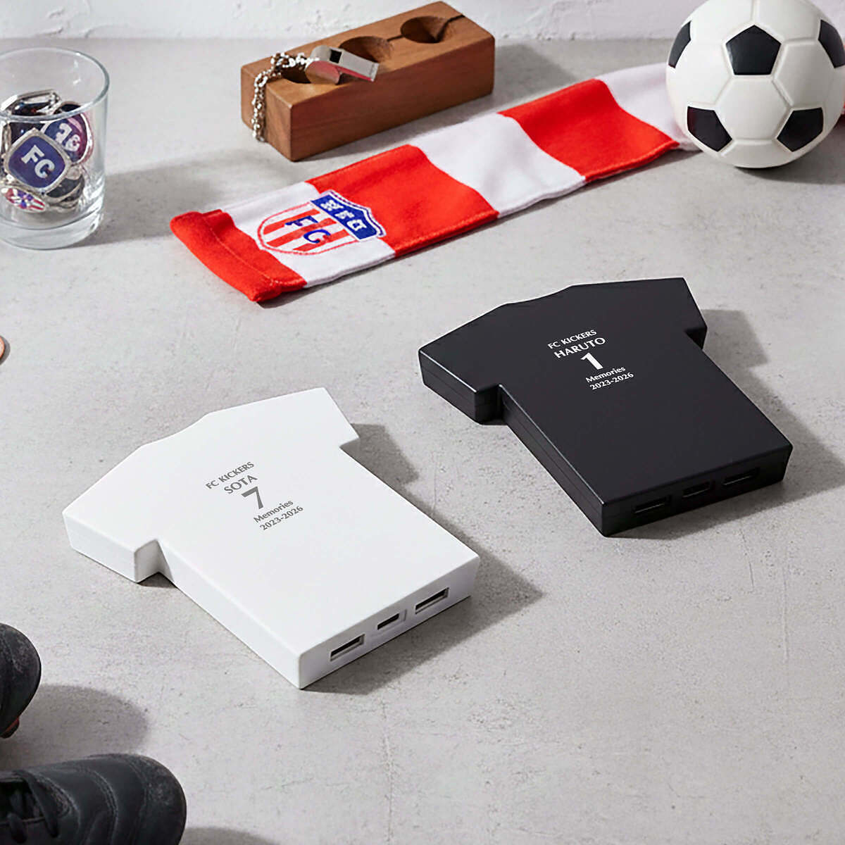 部活の記念品やスポーツ好きへのプレゼントに選ばれている実用的な名入れ対応「Tシャツ型モバイルチャージャー」の製品写真