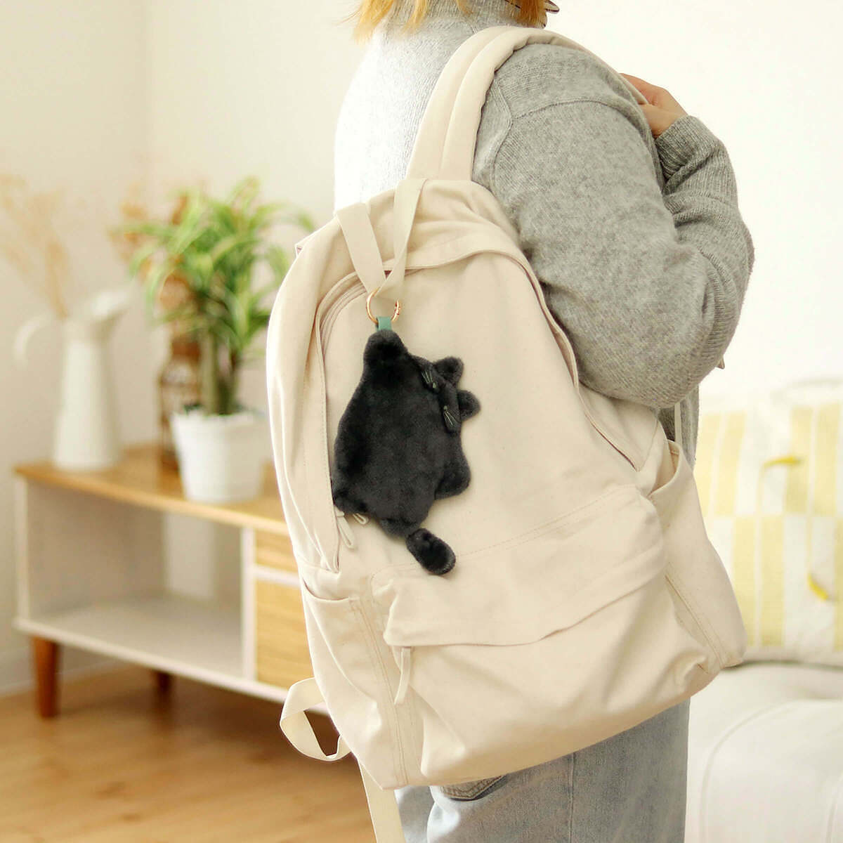 猫好きな方への誕生日プレゼントにおすすめの「どうぶつエコカイロ にゃんふぃ」。シックなブラックカラーと愛らしい猫の表情が魅力で、オフィスやご自宅でのリラックスタイムに活躍します。